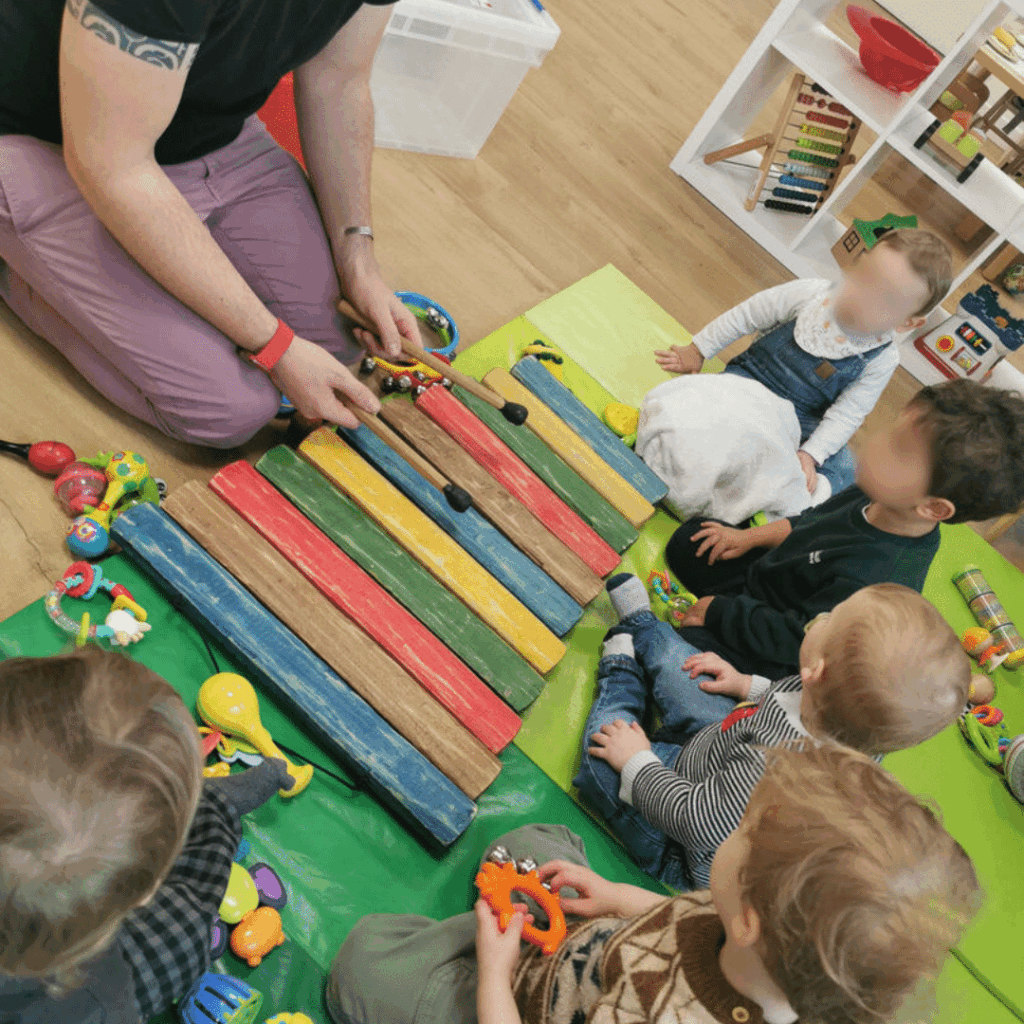 Musique en crèche et halte-garderie : ce que le Référentiel national de qualité d&rsquo;accueil (2025) change concrètement pour vos pratiques
