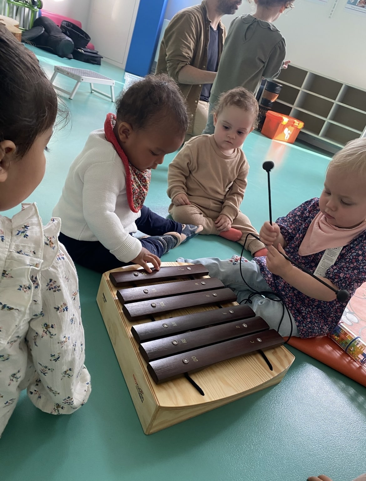 Musique en crèche et halte-garderie : ce que le Référentiel national de qualité d'accueil (2025) change concrètement pour vos pratiques 2 4 Atelier deveil musical 1