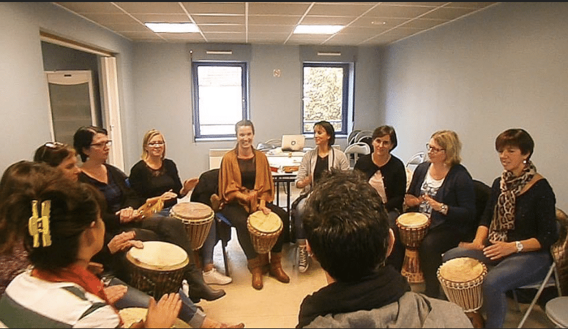 Team building par la musique : ce qui distingue vraiment une séance de musicothérapie d&rsquo;un atelier ludique